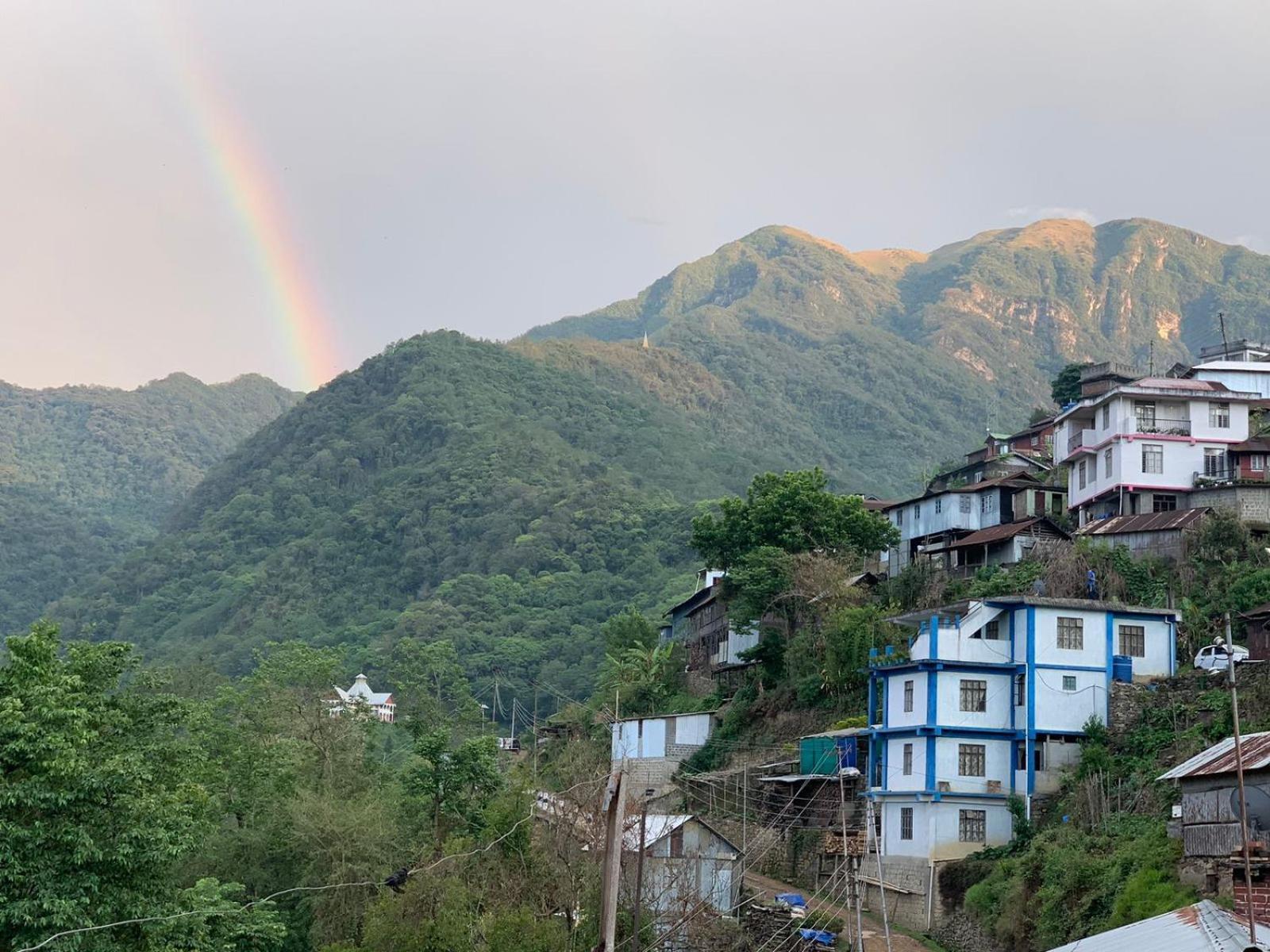 Dovipie Inn Kohima Екстериор снимка